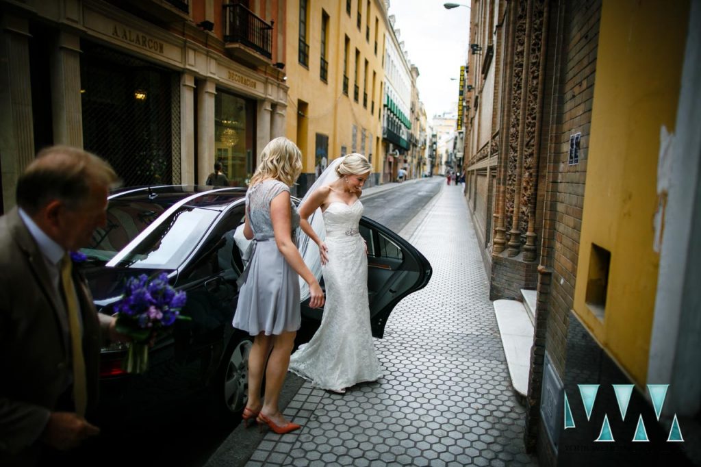 wedding in seville with bride in the street