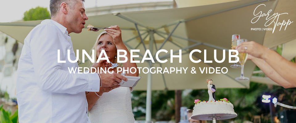 Cake cutting at the Luna Beach Club wedding venue in Benalmadena