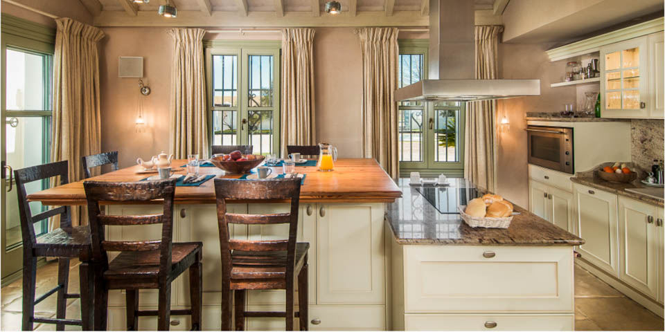 Kitchen and dinning area in the Ronda Mountain resort