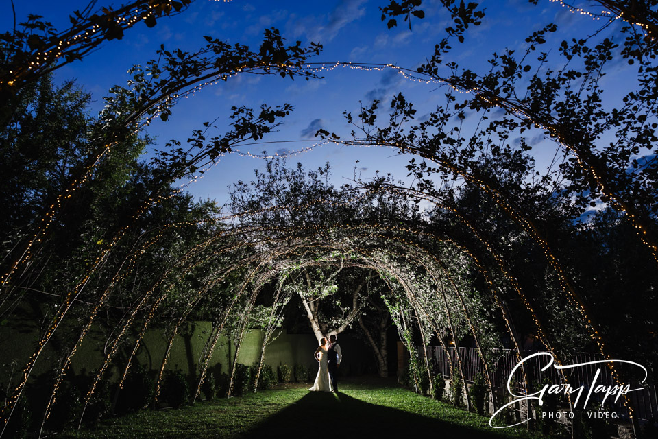 Creative wedding flash photography in the Molino Casanova gardens 