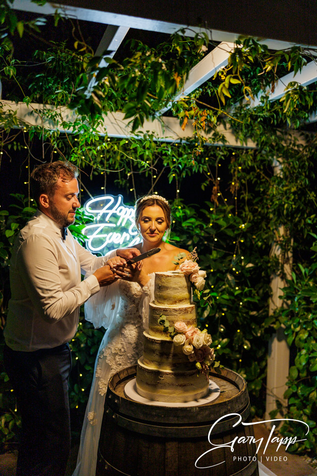 Bride and groom cutting the wedding cake at Cortijo Rosa Blanca