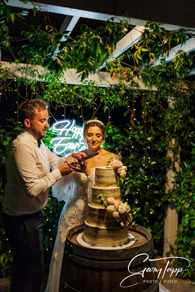 Cortijo Rosa Blanca Wedding Photographer 18 Bride and groom cutting the wedding cake at Cortijo Rosa Blanca