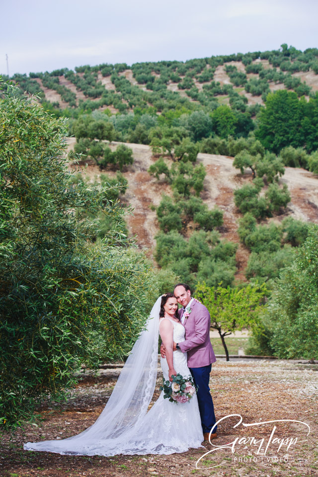 Bride and groom wedding photo session in Cortijo La Presa