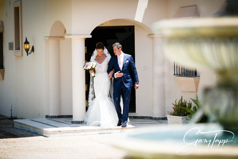 Bride arriving at the Villa Africa wedding villa with her father