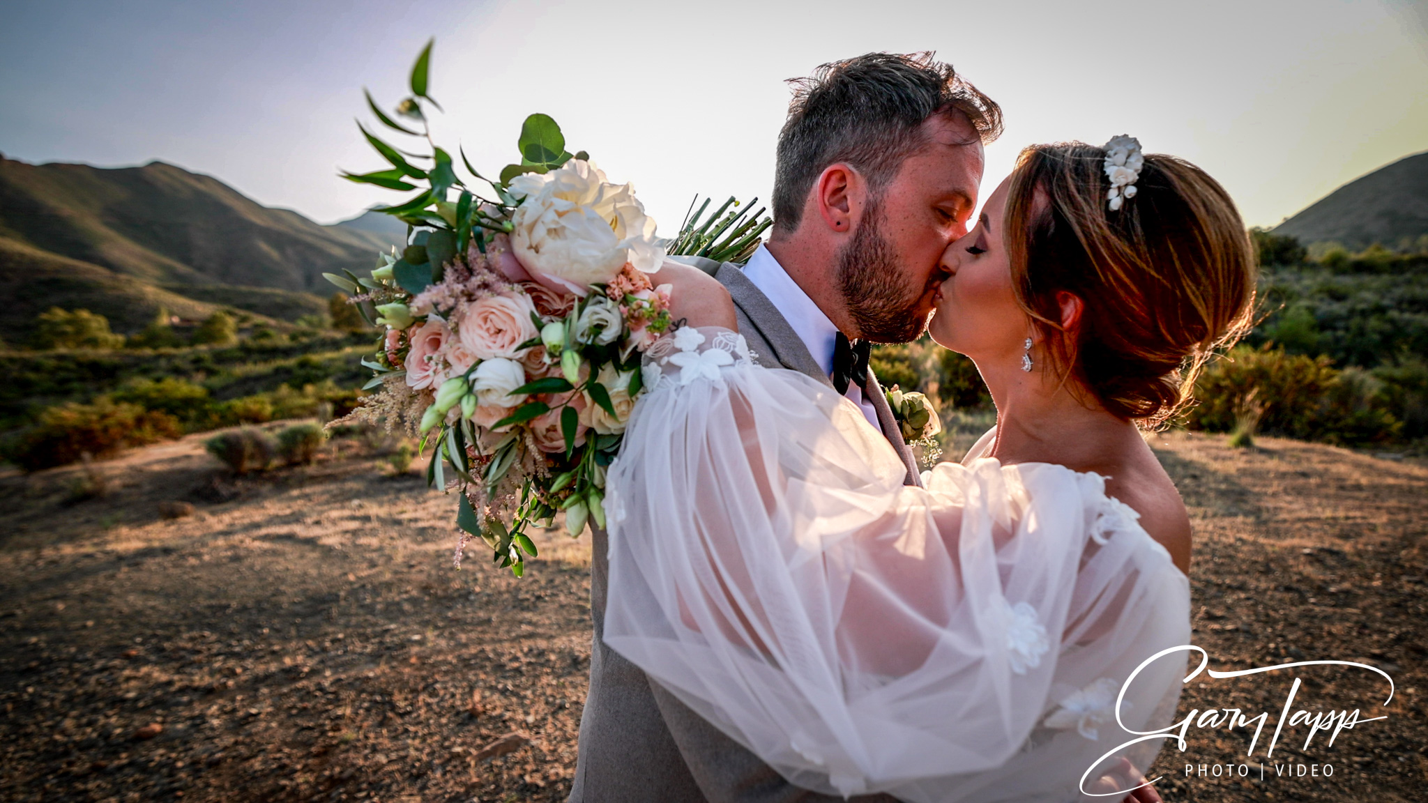 Bride and groom kissing during sunset shoot at Cortijo Rosa Blanca