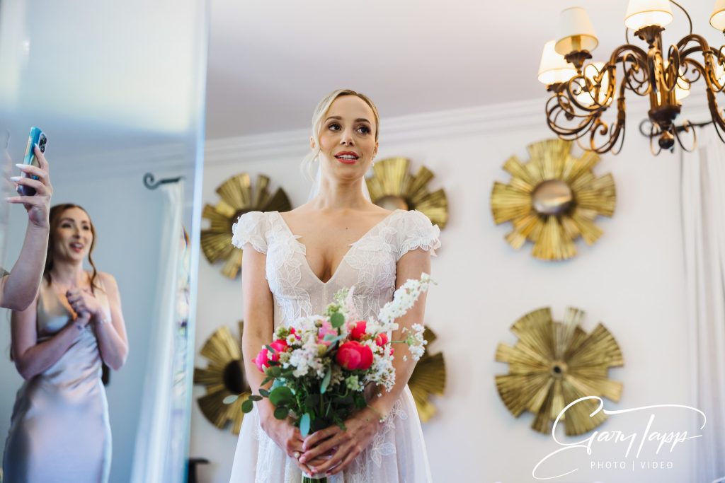 Bridal with her bridesmaids at the Finca Monasterio wedding venue near Sotogrande