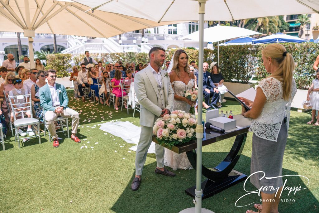 Bride and Groom at the altar at the Gran Hotel Miramar