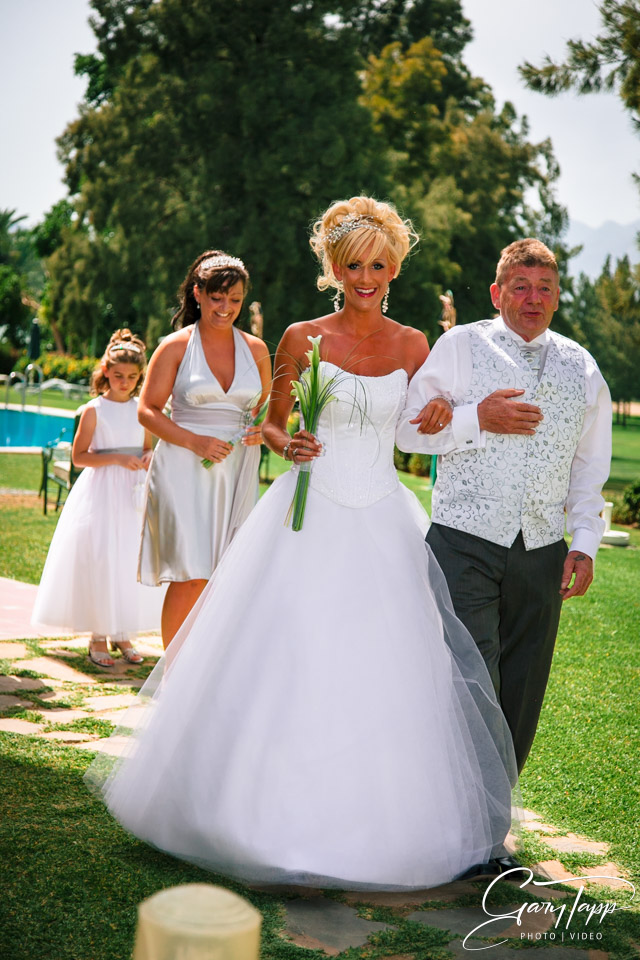 Bride ceremony entrance at the Hotel Tamisa Golf wedding venue