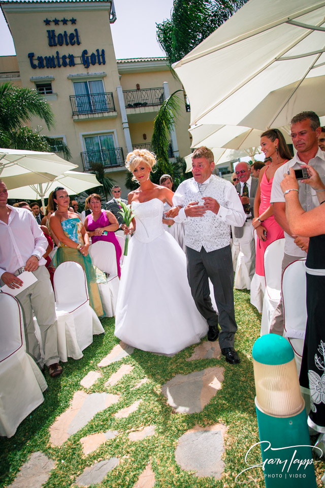 Bride ceremony entrance at the Hotel Tamisa Golf wedding venue